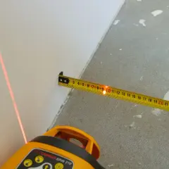 Kąt prosty na podłodze: 3-4-5, laser czy kątownik? Wybierz metodę!