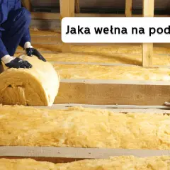 Pracownik układa wełnę mineralną na poddaszu. Jaka wełna na poddasze sprawdzi się najlepiej?
