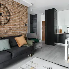 Ściana w salonie: Lamele, sztukateria, tapety? Znajdź swój styl!