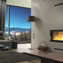 Nowoczesny salon z kominkiem, sofą i widokiem na nocne góry.