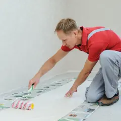 Jak położyć tapetę? Samodzielne tapetowanie bez błędów poradnik