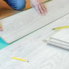 Podłoga DIY: Układanie paneli krok po kroku oszczędź i zrób to sam!