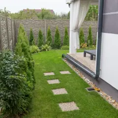 System odprowadzenia wody z rynien na trawnik zapewnia suchy podjazd.