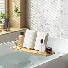 Relaks w wannie: książka, kosmetyki i napój tworzą idealne domowe spa.