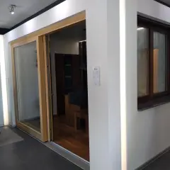 Nowoczesny salon z drzwiami przesuwnymi i oknem.
