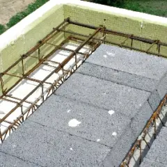 Budowa stropu: betonowe pustaki i zbrojenie tworzą solidny wieniec stropowy, otoczony izolacją.