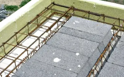 Budowa stropu: betonowe pustaki i zbrojenie tworzą solidny wieniec stropowy, otoczony izolacją.