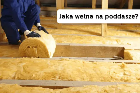 Pracownik układa wełnę mineralną na poddaszu. Jaka wełna na poddasze sprawdzi się najlepiej?