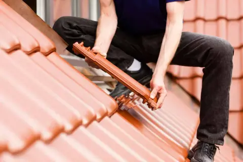 Dachówka ceramiczna układana na dachu o odpowiednim kącie nachylenia dachu.