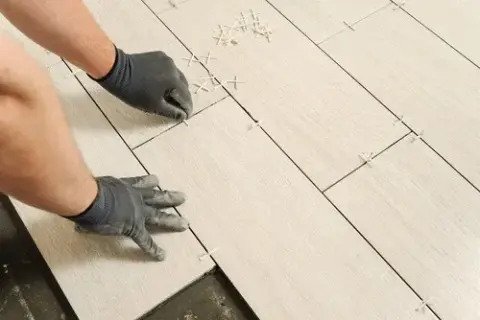 Jak układać płytki 60x60 na podłodze? Poradnik krok po kroku