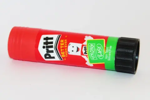 Sztyft kleju Pritt, nie cyjanoakryl, z napisem "Strong Easy". Idealny do prac plastycznych i napraw.