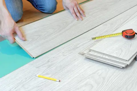 Podłoga DIY: Układanie paneli krok po kroku oszczędź i zrób to sam!