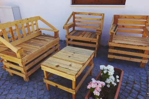 Jak zrobić meble ogrodowe? DIY krok po kroku i tanie materiały