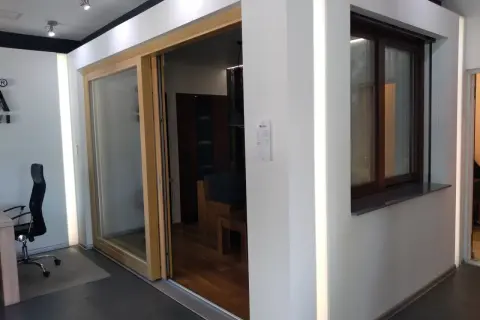 Nowoczesny salon z drzwiami przesuwnymi i oknem.