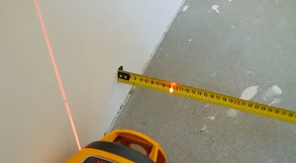 Kąt prosty na podłodze: 3-4-5, laser czy kątownik? Wybierz metodę!