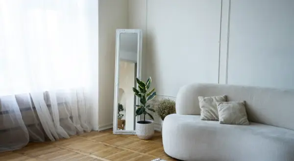 Co postawić w kącie w salonie? 15+ pomysłów na stylowy róg!
