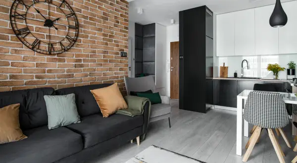 Ściana w salonie: Lamele, sztukateria, tapety? Znajdź swój styl!