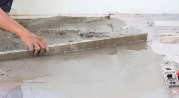 Trwały beton na posadzkę: Jak zrobić go samemu i uniknąć błędów