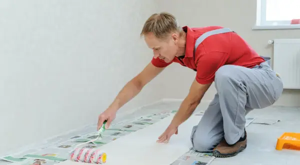 Jak położyć tapetę? Samodzielne tapetowanie bez błędów poradnik