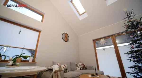 Jaki sufit do salonu? Porównanie rozwiązań, kosztów i stylów
