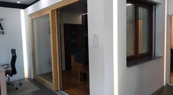Nowoczesny salon z drzwiami przesuwnymi i oknem.