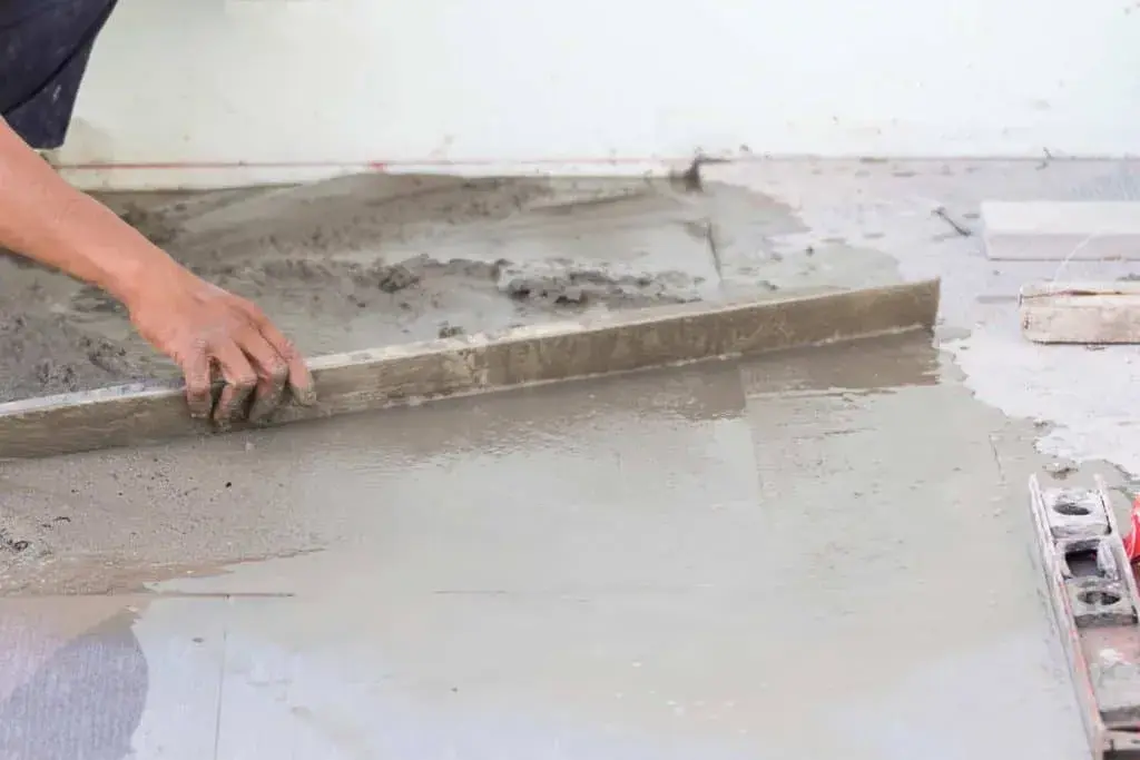 Trwały beton na posadzkę: Jak zrobić go samemu i uniknąć błędów