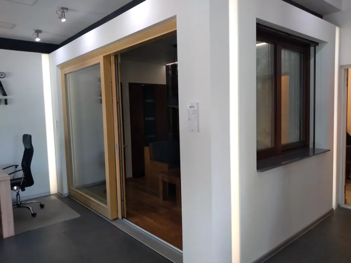 Nowoczesny salon z drzwiami przesuwnymi i oknem.