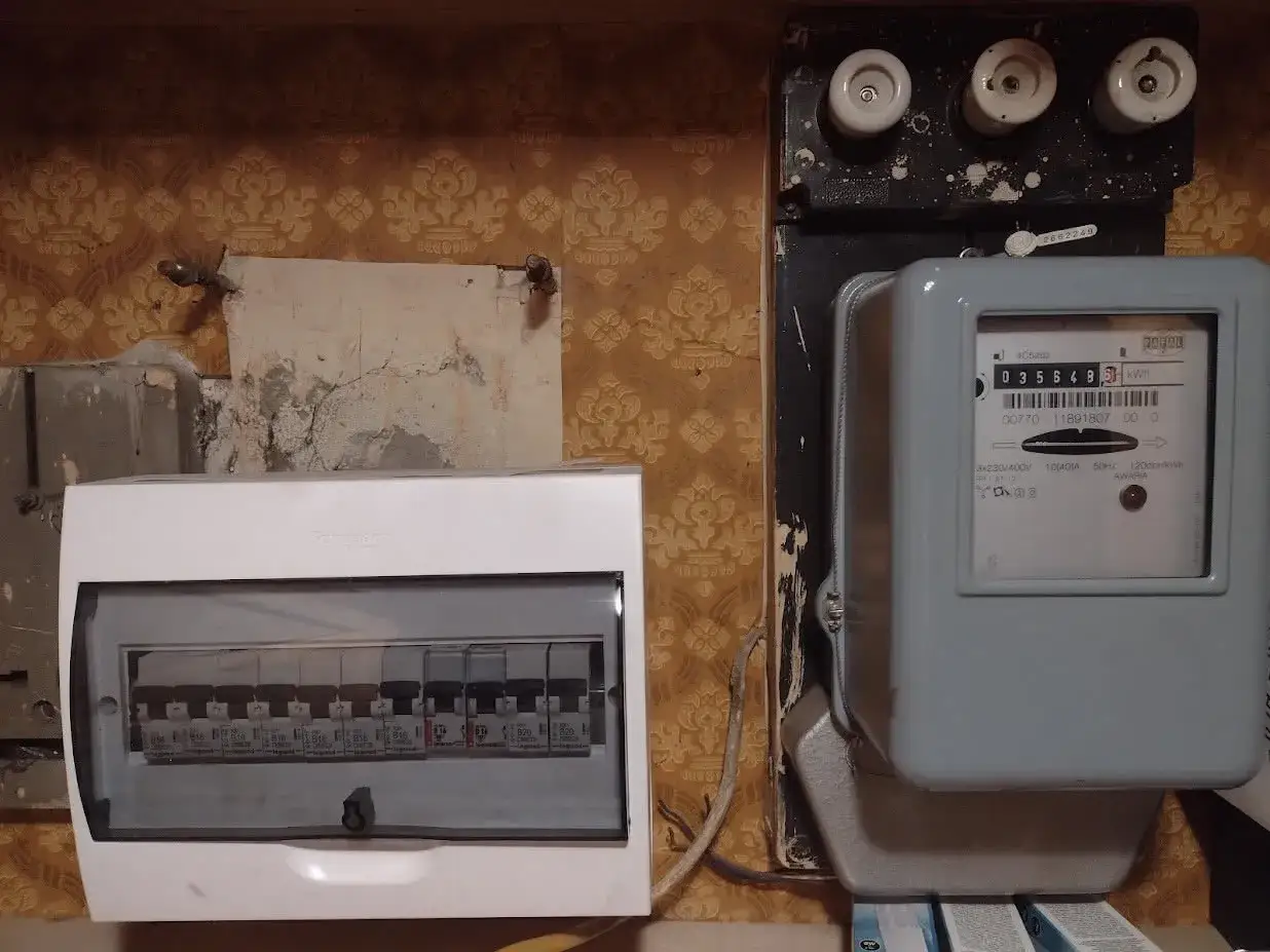 Zabezpieczenie nadprądowe w rozdzielnicy elektrycznej obok licznika energii.