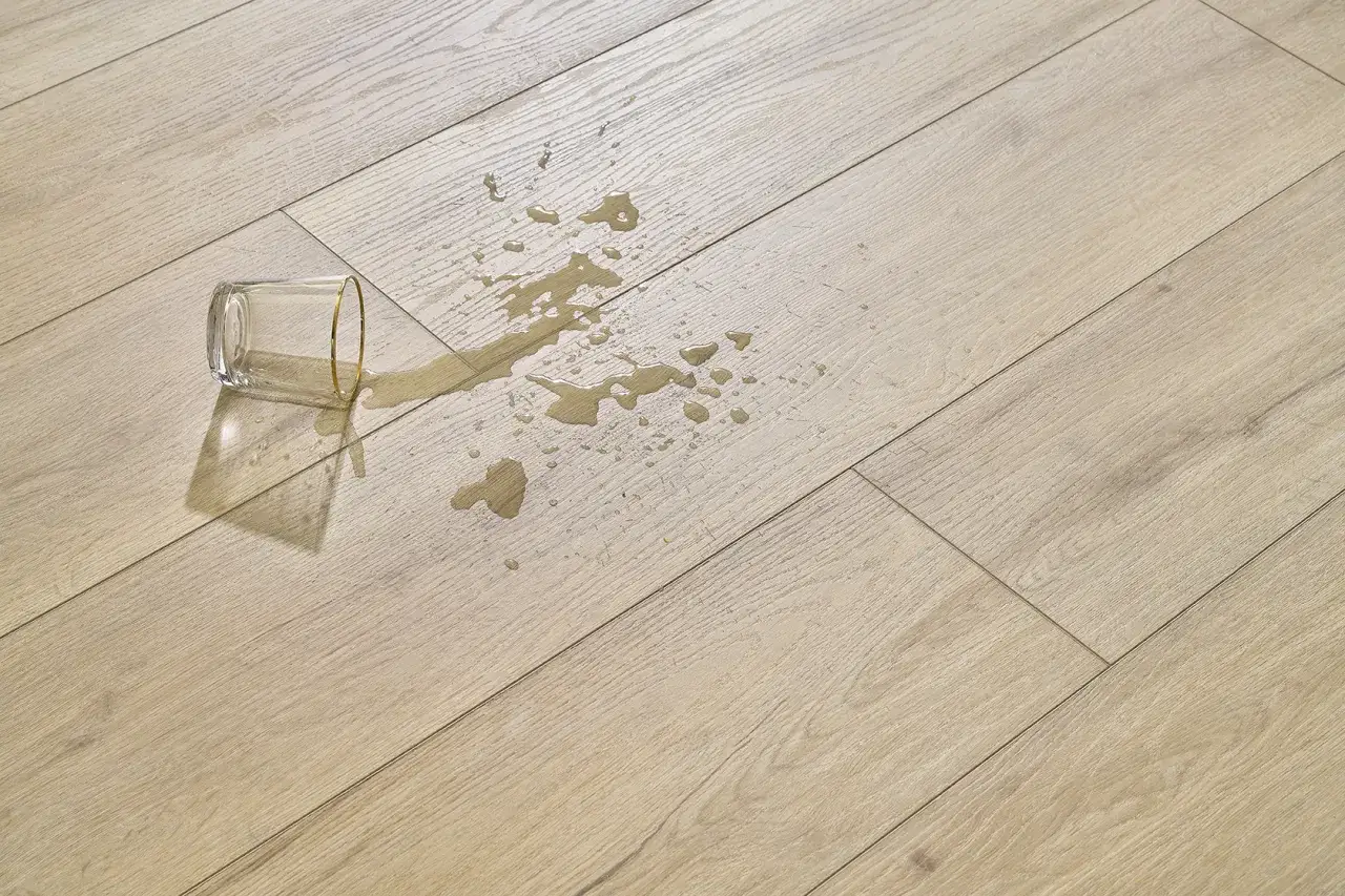 panele winylowe w łazience, panele laminowane odporne na wodę
