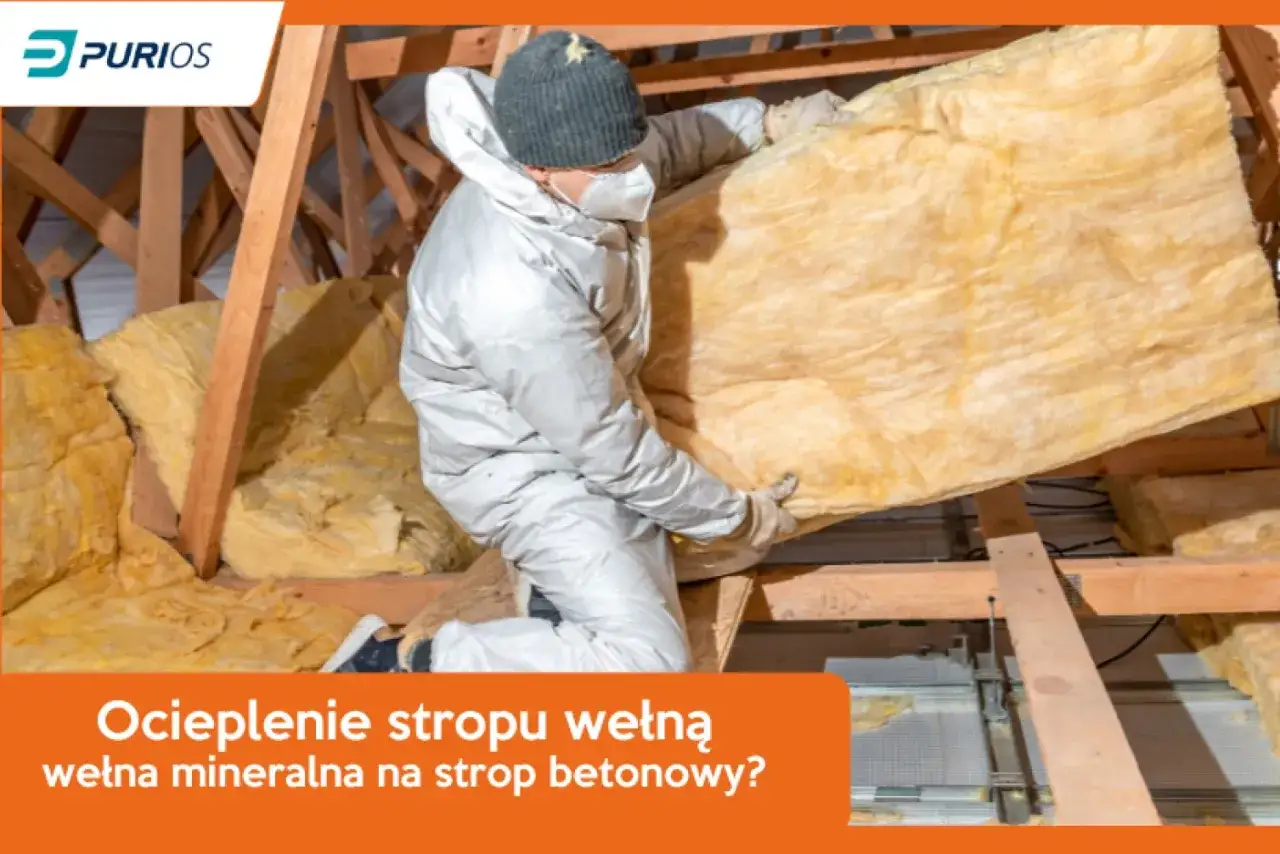 Pracownik w kombinezonie montuje wełnę mineralną, wykonując ocieplenie stropu.