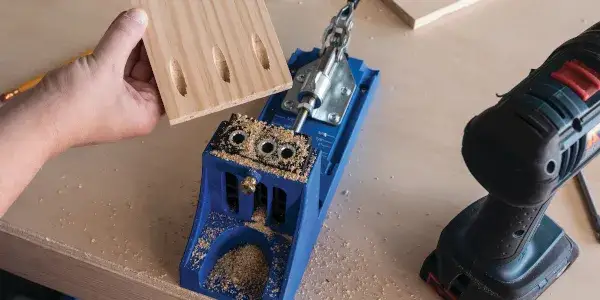 Niezbędne narzędzia do budowy mebli z drewna DIY