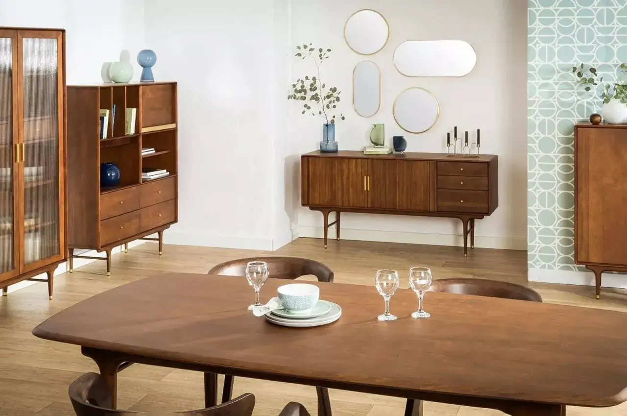 spójny salon z meblami vintage i nowoczesnymi
