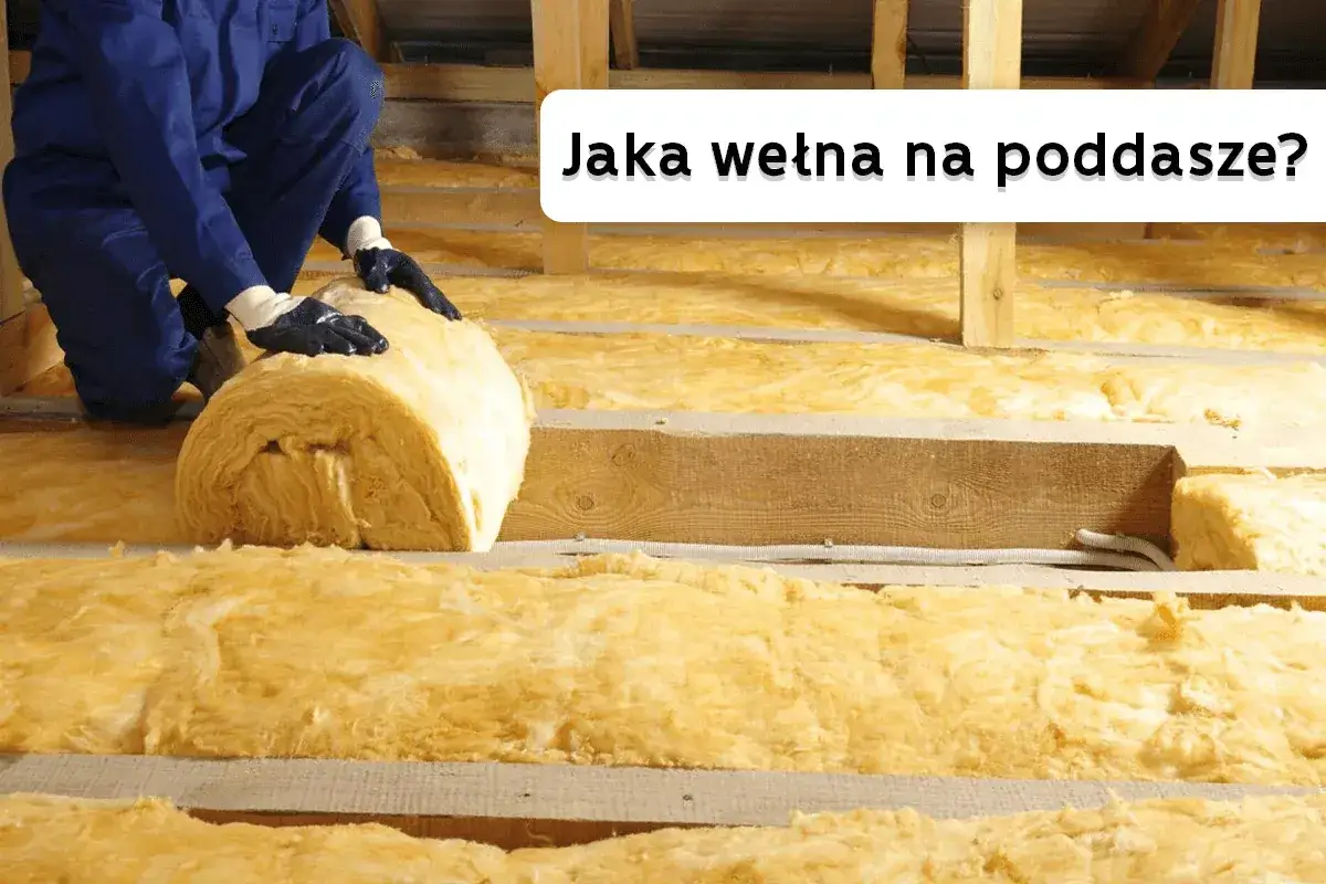 Osoba w niebieskim kombinezonie układa wełnę mineralną na poddaszu. Jaka wełna na poddasze sprawdzi się najlepiej?