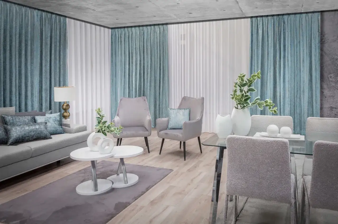 Nowoczesny szary salon z kolorowymi dodatkami