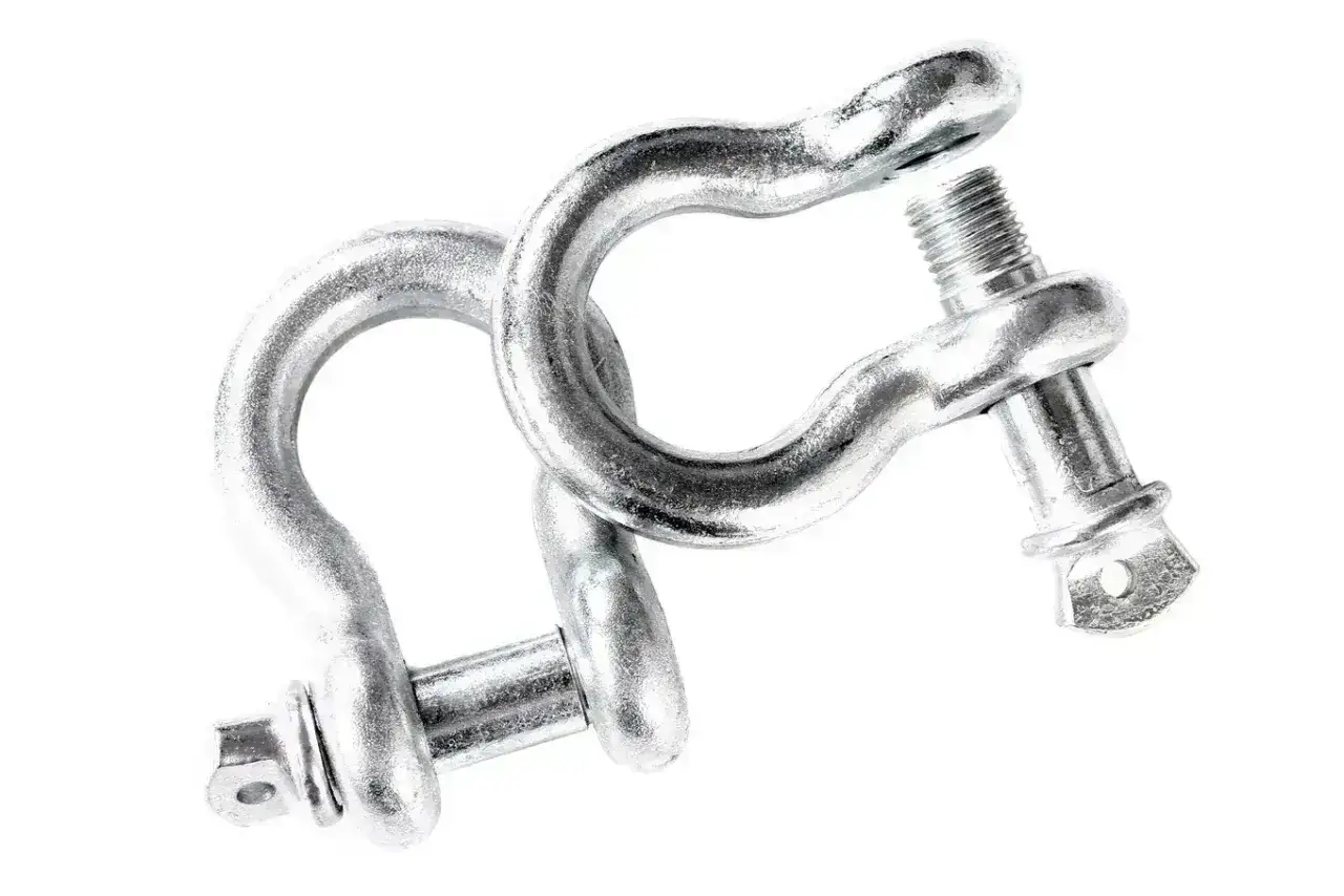 Dwa metalowe szekle połączone ze sobą, gotowe do zabezpieczenia ładunku lub połączenia elementów.