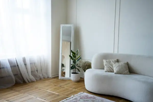 Co postawić w kącie w salonie? 15+ pomysłów na stylowy róg!