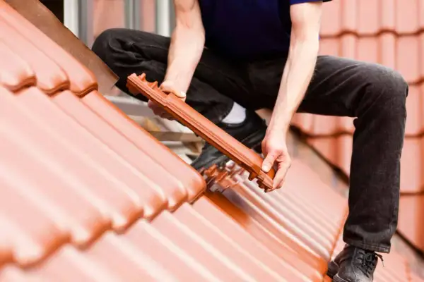 Dachówka ceramiczna układana na dachu o odpowiednim kącie nachylenia dachu.
