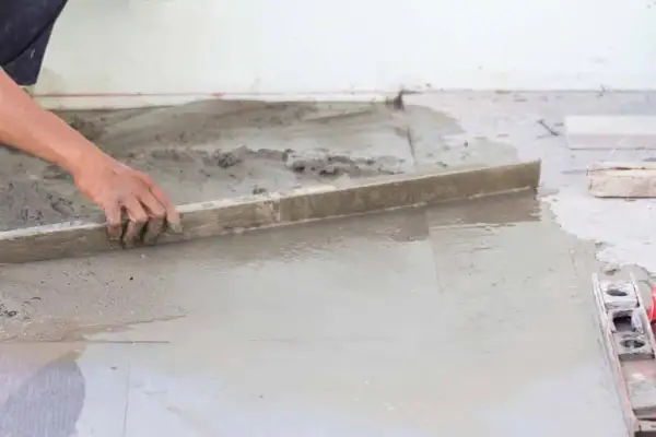 Trwały beton na posadzkę: Jak zrobić go samemu i uniknąć błędów