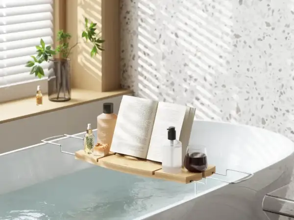Relaks w wannie: książka, kosmetyki i napój tworzą idealne domowe spa.
