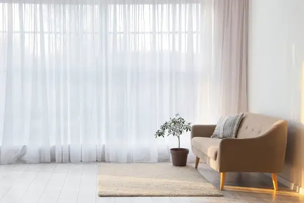 Firany do salonu: Jak wybrać idealne? Trendy i praktyczne porady